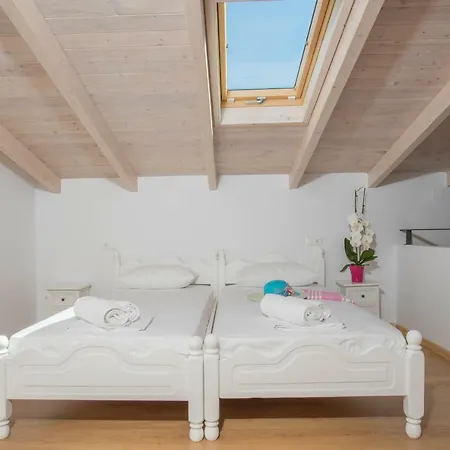 Alexandros Stone House فيلة